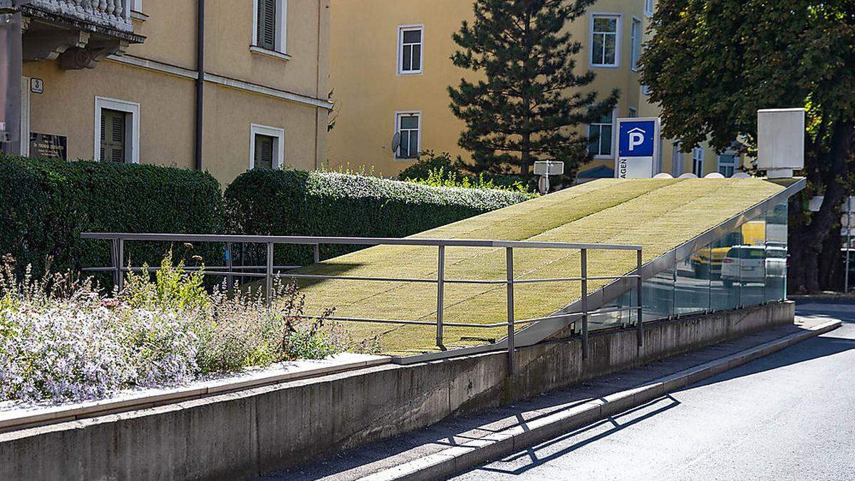 Auch diese Tiefgaragen-Abfahrt beim Bahnhof wurde heuer begrünt