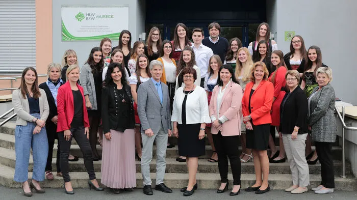 Die Maturanten der HLW Mureck können unbeschwert den Sommer genießen: Laura Dier, Stefanie Galler, Carina Großschädl, Verena Großschädl, Tanja Gutmann, Michelle Hödl, Carina Jauschnegg, Kerstin Lang, Anna Neubauer, Lena Ottenbacher, Alexandra Palz, Carina Pölzl, Laura Puntigam, Patricia Puntigam, Johannes Schelch, Laura Schutte, Julia Strohmaier, Julia Tertinegg, Alexandra Witek, Lena-Katharina Zenz