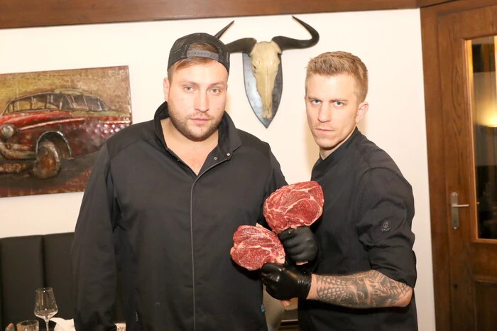 Übrigens: Nicht nur mit Steaks verwöhnt werden die Gäste von den Top-Köchen Peregrin Pafla und Mischa Romanov (von rechts). 