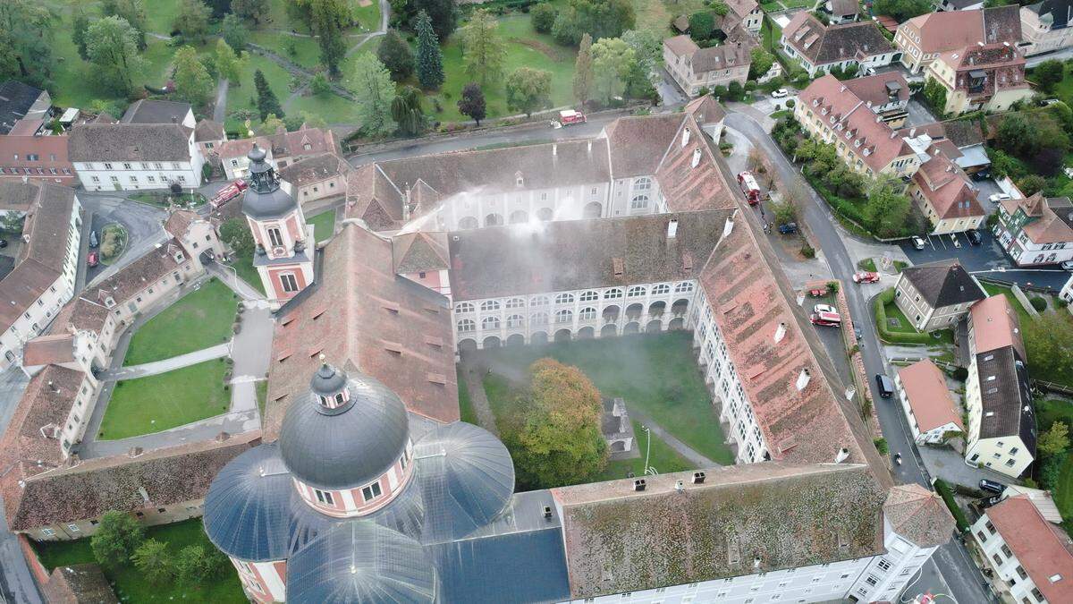 In einem Livestream überträgt die Feuerwehr Pöllau einen Brandeinsatz im Schloss Pöllau