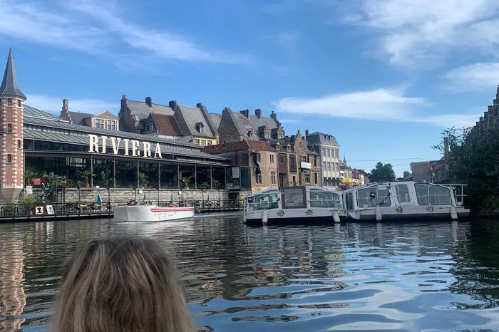 Eine Bootsfahrt gehört bei einem Besuch in Gent dazu. Wer die Kanäle allerdings lieber auf eigene Faust erkunden will, kann sich für 36 Euro zu zweit ein Kajak ausleihen – Muskelkater in den Armen gibt es gratis dazu. Mehr Infos unter www.kajakskorenlei.be.