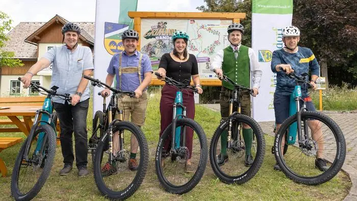 Bürgermeister Herbert Hansmann, die beiden Vizebürgermeister Kurt Berger und Veronika Grill, Gemeinderat und Projektverantwortlicher Daniel Schlömicher und Mario Seebacher, Vorsitzender des Tourismusverbands Ausseerland-Salzkammergut, testeten die Strecke im Rahmen der Eröffnung