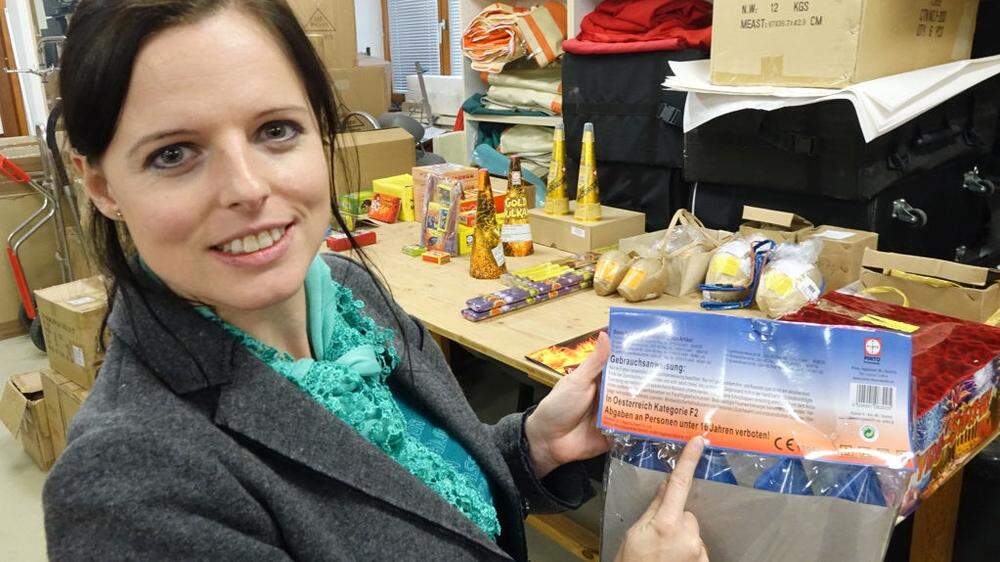Eva Kröpfl von der Bezirkshauptmannschaft Weiz zeigt, worauf es beim Kauf von Feuerwerken ankommt