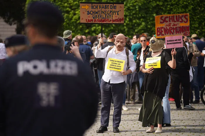 Mehrere Dutzend Personen versammelten sich am Albertinaplatz. Eine von der Initiative für evidenzbasierte Corona-Informationen (ICI) angekündigte Presseerklärung wurde vorerst nicht verlesen, vielmehr ergriffen einzelne Manifestanten das Wort.