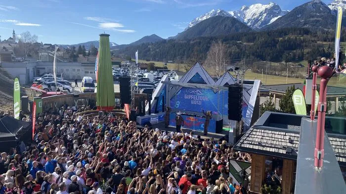 Gerry Friedle erklimmt auf der Gipfeltour neun Aprés Ski-Locations. Am Samstag war der Hauser Kaibling an der Reihe.