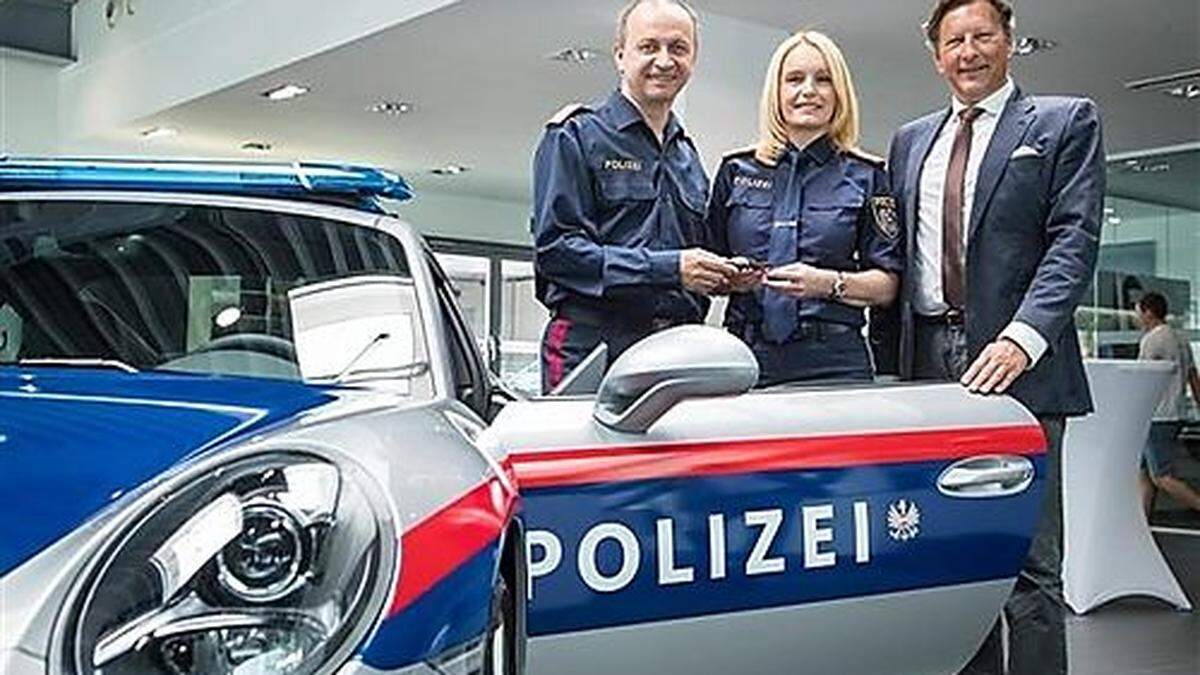 Konrad Kogler (Generaldirektor öffentliche Sicherheit), Michaela Kohlweiß (Landespolizeidirektion Kärnten) und Porsche-Chef Helmut Eggert 