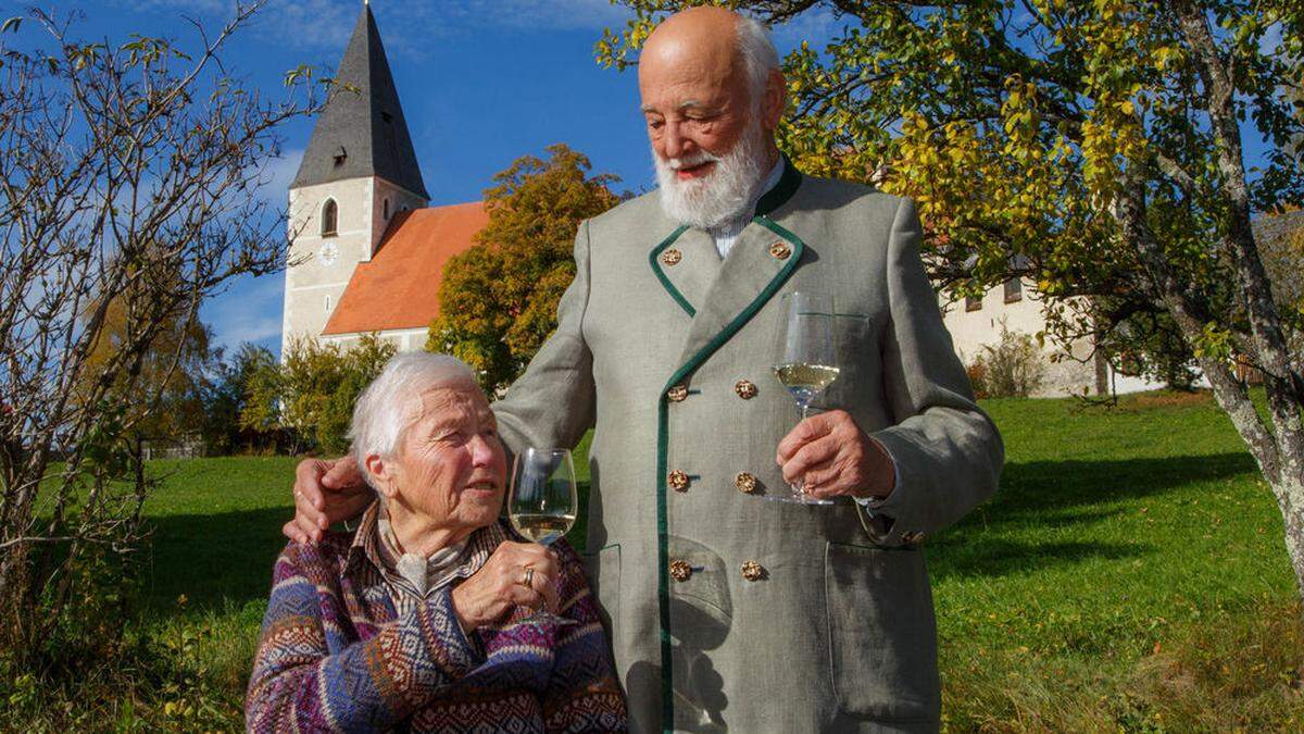 65 Jahre lang waren Helli und Sepp Forcher verheiratet. Das Bild zeigt sie, wie sie auf das Ende von &quot;Klingendes Österreich&quot; anstoßen.