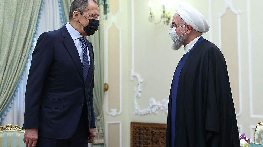 Russlands Außenminister Sergej Lawrow und Irans Präsident Hassan Rouhani bei Gesprächen in Teheran 