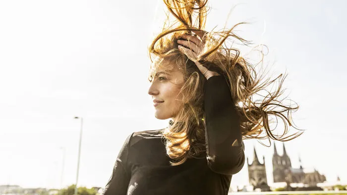 1. Haare wie gewohnt waschen. Danach, im handtuchtrockenen Haar, Volumenspray und Hitzeschutz verteilen. Für ein optimales Volumen empfiehlt es sich die Haare mit einer Flachbürste (sogenannte Paddle Brush) gegen die Wuchsrichtung zu trocknen. Anschließend Haare kämmen und partienweise nach hinten und/oder oben stecken. Die Haare sollten so geteilt werden, dass mit dem Styling der unteren Haare begonnen werden kann.