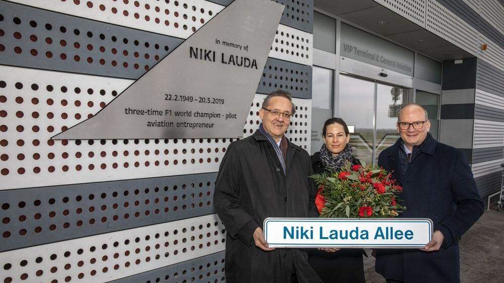 Witwe Birgit Lauda mit den Flughafen Wien AG-Vorständen Julian Jäger (rechts) und Günther Ofner