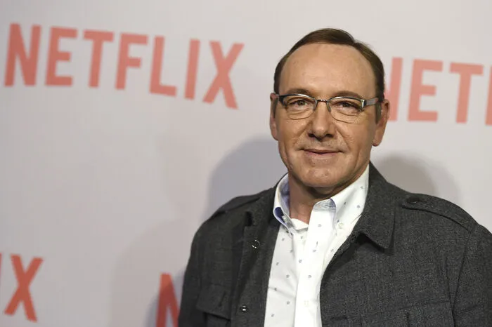 Besonders viel Aufmerksamkeit zogen Beschuldigungen gegenüber Kevin Spacey auf sich. Mehrere Männer werfen dem Oscarpreisträger sexuelle Übergriffe vor. Der Internet-Streamingdienst Netflix zog nach den Vorwürfen die Notbremse und trennte sich von Space, die Produktion von "House of Cards" mit Spacey in der Hauptrolle wird gestoppt. 