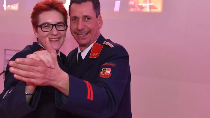 Die heurige Ballsaison der Klagenfurter Stadtfeuerwehren ist eröffnet. Am ersten Ball tanzten Samstagnacht die Gäste der Freiwilligen Feuerwehr St. Georgen am Sandhof im Klagenfurter Gemeindezentrum Annabichl zu Musik der Himmelberger.