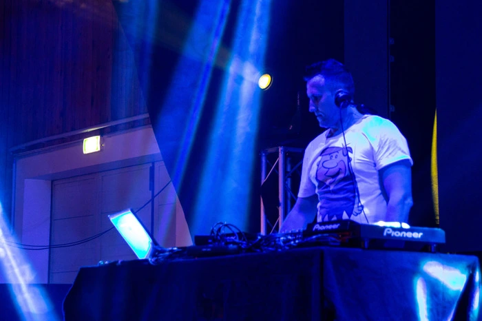 Während sich zu den Beats von DJ Gee die Halle langsam füllte...