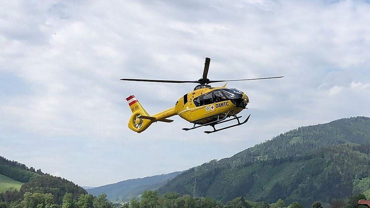 Der schwer verletzte Mann wurde vom Notarzthubschrauber C 17 ins Krankenhaus nach Bruck gebracht 