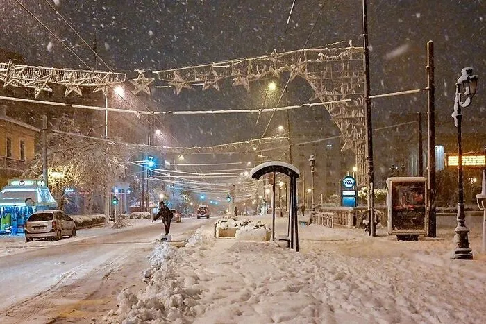 Auch der Rest der Stadt wurde in eine seltene Winterlandschaft verwandelt.