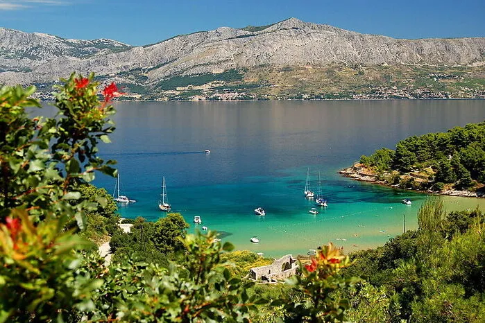 Lovrečina. Auf der Insel Brač, etwa vier Kilometer vom Hafenort Postira entfernt, befindet sich die malerische Bucht Lovrečina. Mit ihrem schmalen goldenen Sandstrand, Olivenhainen, glasklarem Wasser und mittelalterlichen Kirchenruinen bietet die Bucht alles, was Reisende sonst nur aus Märchenbüchern kennen. Es gibt nur wenige Parkplätze und keine Bushaltestelle in der Nähe - daher ist die Bucht auch nie überfüllt. Die besten Fotomotive schießen Reisende an den Ruinen der frühchristlichen Kirche.