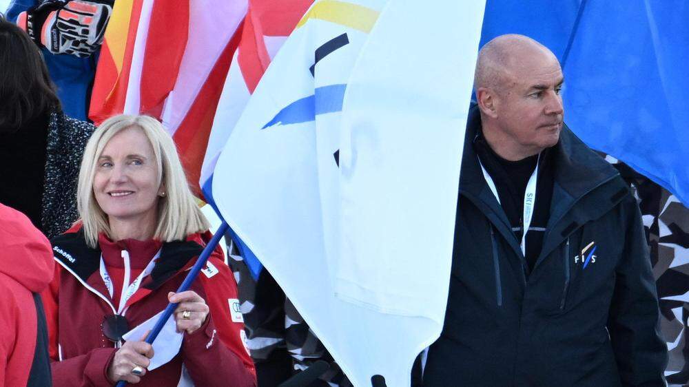 Roswitha Stadlober und Johan Eliasch  | Roswitha Stadlober und Johan Eliasch während der Schlusszeremonie der Ski-WM 2023 in Courchevel