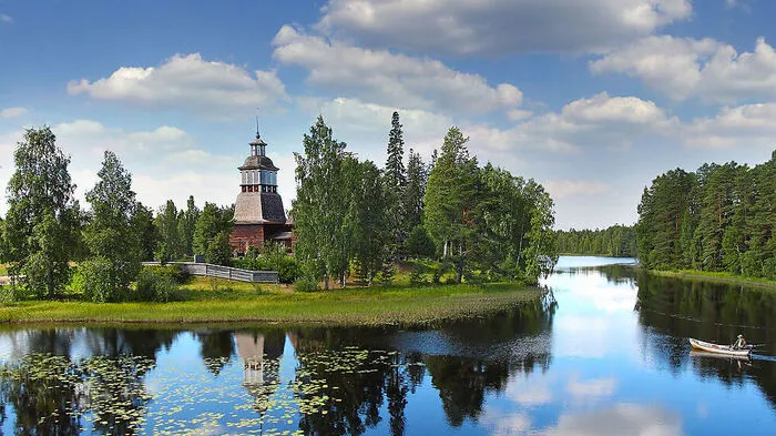 32 Kilometer westlich von Jyväskylä befindet sich auf einer Landenge zwischen zwei Seen ein Kleinod finnischer Holzbauarchitektur: die Kirche von Petäjävesi. Das Mitte des 18. Jahrhunderts erbaute Gotteshaus ist seit 1994 Weltkulturerbe der Unesco. Schuld an diesem Schutzstatus ist nicht zuletzt ein Österreicher: Erst nachdem Josef Strzygowski, Begründer der vergleichenden Kunstforschung, auf den historischen Wert der schon verfallenen Kirche hinwies, begannen 1929 Restaurierungsarbeiten.