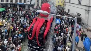 Ein imposanter Auftritt der Riesenkrake auf dem Spittaler Burgplatz