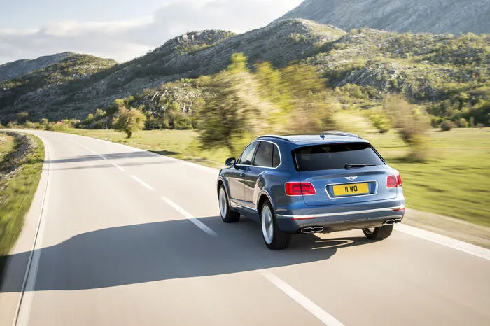Erkennen kann man den Diesel beispielsweise an einem V8-Diesel-Emblem, das im unteren Rand der Fronttür eingebettet ist, während die Endrohre in einem neuen Bentley „Twin-Quad“-Design gestaltet sind. Ein weiteres Stilelement ist ein schwarzer Matrixgrill mit Chromeinfassung und verchromter Mittelstrebe. Außerdem stehen spezielle 21-Zoll-Räder zur Verfügung – zu haben in silberner oder grauer Lackierung –, während ein 20-Zoll-Leichtmetallrad mit zehn Speichen zur Grundausstattung gehört.