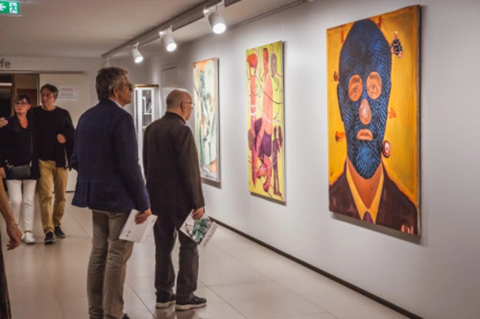 Die Vernissage markiert den Auftakt eines Ausstellungs-Tripels zum 50-Jahr-Jubiläum, bei dem auch die Ortweinschule und ab Freitag die Malerin Annemarie Dreibholz-Humele ausstellen.
