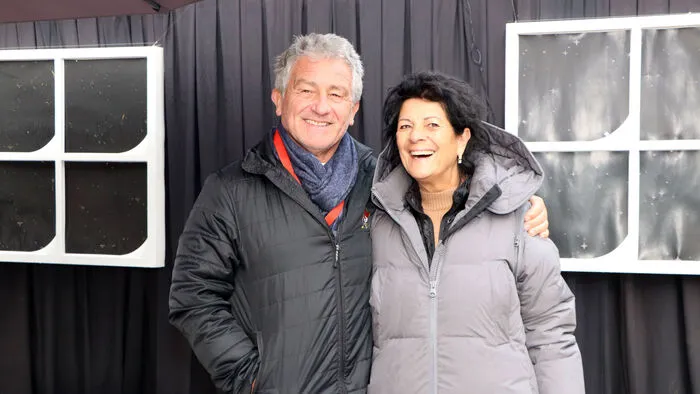 Neben Wolfgang und Astrid Pizzera (am Foto von Links) haben noch fleißig beim Organisieren des Christkindlmarktes geholfen: Renate Kakl, Traudi Thomele, Christa &amp; Franz Rottensteiner, Karin Tschinder, Steffi Köchl, Marlene Blauensteiner, Heidi Kraxner und Gerhard Muhr.