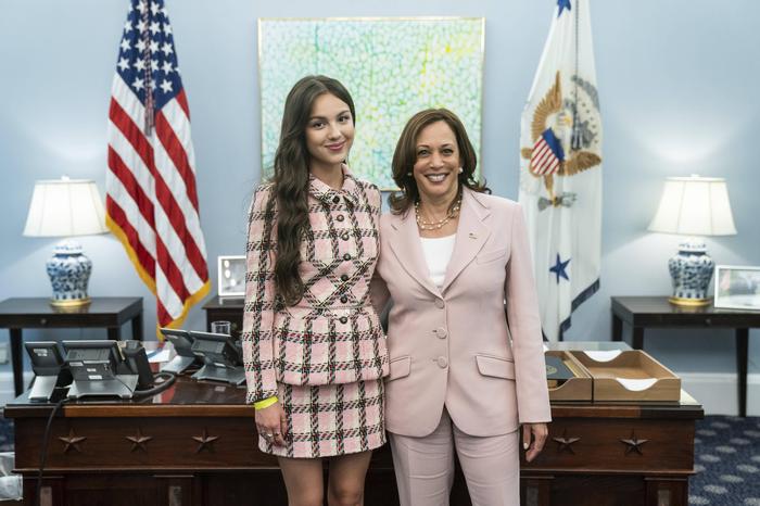 Es geht auch Rosa: Kamala Harris mit Teenie-Star Olivia Rodrigo 