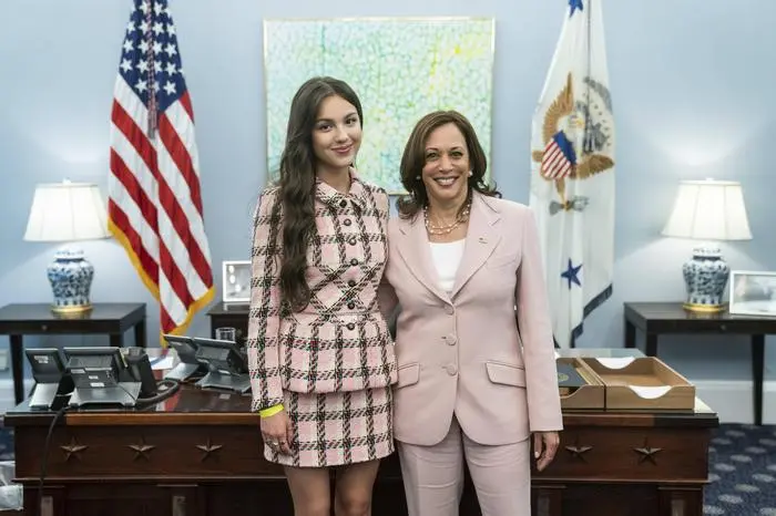 STYLELOCATIONU.S Vice President Kamala Harris poses for photos with teen pop star Olivia Rodrigo in the West Wing Office of the White House July 14, 2021 in Washington, D.C. Rodrigo visited the White House to film a video promoting vaccines to young people. Washington United States of America - ZUMAp138 20210714_zaa_p138_002 Copyright: xLawrencexJackson/WhitexHousex 