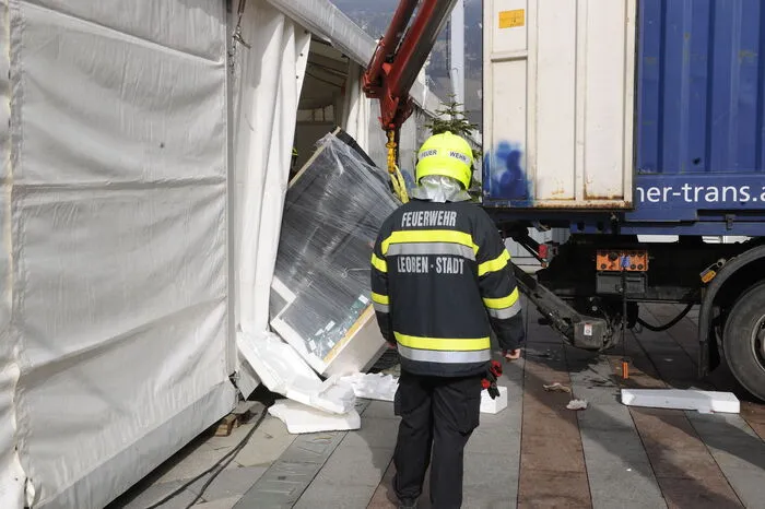 Während die Mannschaft der Stadtfeuerwehr Leoben den Ofen wieder aufrichtete, wurde der schwer verletzte Arbeiter vom Roten Kreuz ins LKH Hochsteiermark-Standort Leoben gebracht.