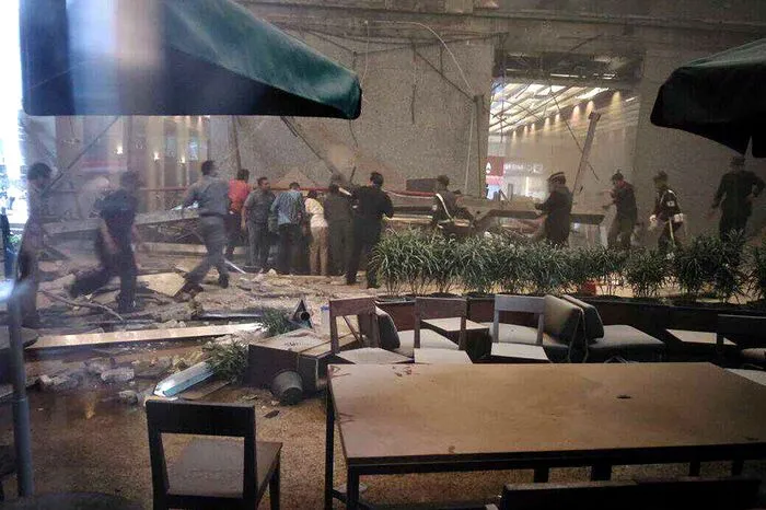 Auf den ersten Bildern waren eine von Trümmern übersäte Halle und Rettungsarbeiten zu sehen.