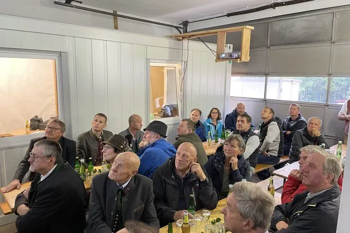 Interessierte Zuhörer informieren sich über die Geschichte der Wassergenossenschaft Zauchen, technische Neuerungen und Investitionen. Mit dabei: Bezirkshauptmann Christian Sulzbacher, Bürgermeister Klaus Neuper, Vizebürgermeister Kurt Edlinger, Vizebürgermeister Herbert Hansmann, Christian Schwaiger, BH Liezen, Vertreter der Nachbar-Wasserversorger und viele Mitglieder der Wassergenossenschaft