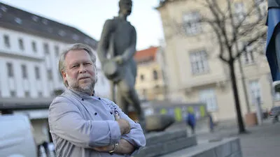 Dem wachsamen Blick des steinernen Fischers am Benediktiner Markt hält Cabalier stand – „ich will dass der Markt ein Markt bleibt“