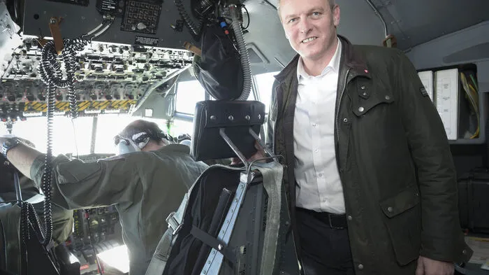 Verteidungsminister Mario Kunasek flog diese Woche zu seinem ersten Auslandstruppenbesuch - natürlich mit der C-130 Hercules