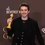 Timothee Chalamet mit dem Golden Globe für den besten Hauptdarsteller in einer Komödie