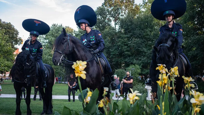 "Disorder Patrol" heißt die Reiterinnen-Performance von Flo Kasearu, die im Volksgarten für Aufsehen sorgte.