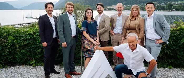 Sebastian Wörgötter mit den Crowe-Partnern Paul Amon, Paula Aichwalder, Maximilian Schmidl, Anton Schmidl, Kathrin Proprentner und Andreas Maier (v. li.). Vorne Mike Reinprecht mit dem Crowe-Pinnacle als Symbol für den Höhepunkt des Erfolges