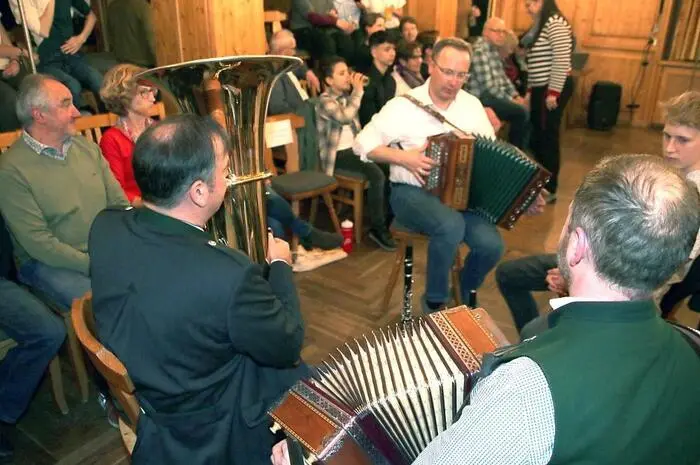 Vier Volksmusikanten, bunt zusammengewürfelt, sorgten bereits vor der Aufführung für beste Stimmung, zahlreiche Gäste nutzten die weitum bestens bekannte Küche des Gasthauses Grabenmühle zu einem köstlichen Abendessen.