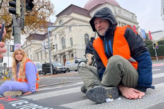 Die Aktivisten froren rund eineinhalb Stunden auf der Straße.