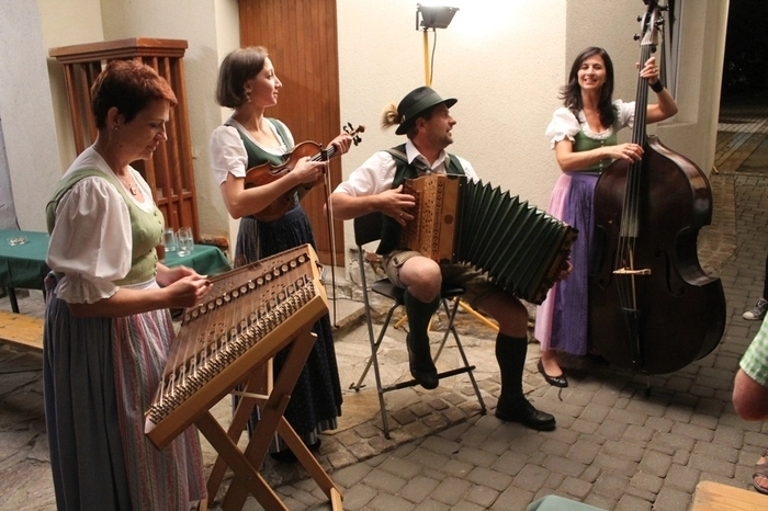 Zahlreiche Besucher sind auch heuer wieder der Einladung der LAW– Liste Aller Wieser – gefolgt und zum Hoffest in den Waltl-Hof gekommen. Das Spielefest mit anschließendem Auftritt von der Zauberhexe „Trixika“ war für 40 Kinder ein richtiger Spaß. Die anschließende „Konzertstunde“ der Bergkapelle Steyeregg war der Beginn einer stimmungsvollen Festnacht, der auch ein kurzer Regenschauer nichts anhaben konnte. Auch die „Knöpferlstreich“ begeisterte.