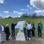 Vertreter der Gemeinden, des Naturschutzbundes, der Initiatoren und vom „Grünen Band Europas“ enthüllen die Grenzmarke in St. Anna am Aigen 