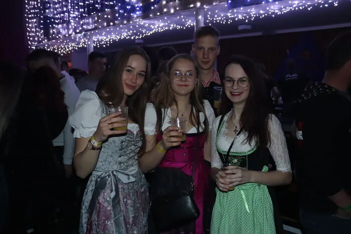 Ob in Tracht oder Straßenkleidung - bei einer Landjugenddisco sind alle willkommen.