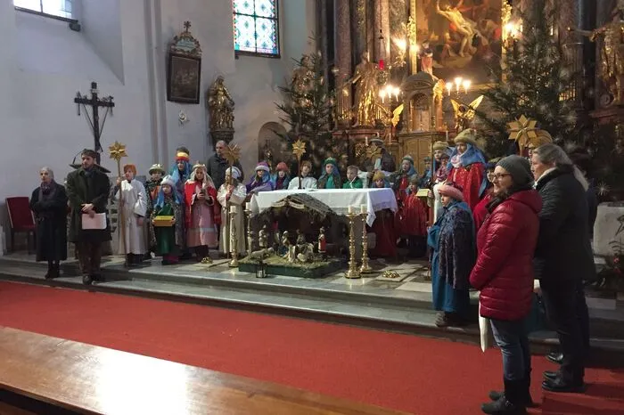 Dann geht es weiter in die Kirche, wo die Gruppen gemeinsam das Sternsingerlied singen.