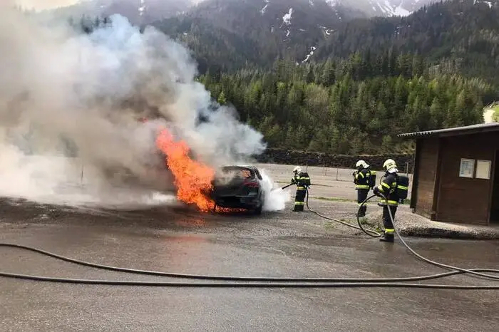 Das Paar konnte gerade noch aussteigen, bevor Flammen aus dem Motorraum schlugen.