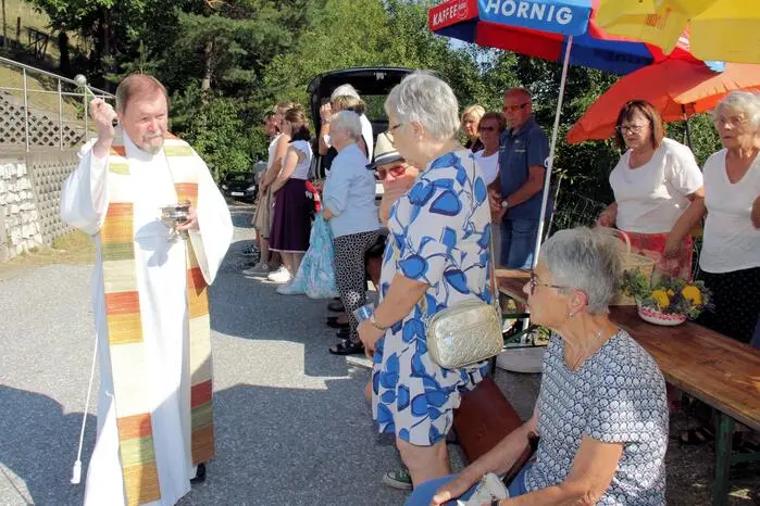 Nach dem gemeinsamen Gebet und musikalischer Umrahmung durch die Landjugend Voitsberg segnete Generalvikar Linhardt die selbstgebundenen Kräuterbuschen, Lavendelsäckchen und Kräutersalz vor der Schablbauerkapelle, welche im Anschluss an die anwesenden Besucher gegen eine freiwillige Spende verteilt wurden.
