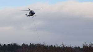 Der Hubschrauber flog im Schwebflug entland der 110-kV-Trasse