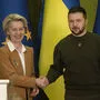 Handshake: Ursula von der Leyen und Wolodymyr Selenskyj