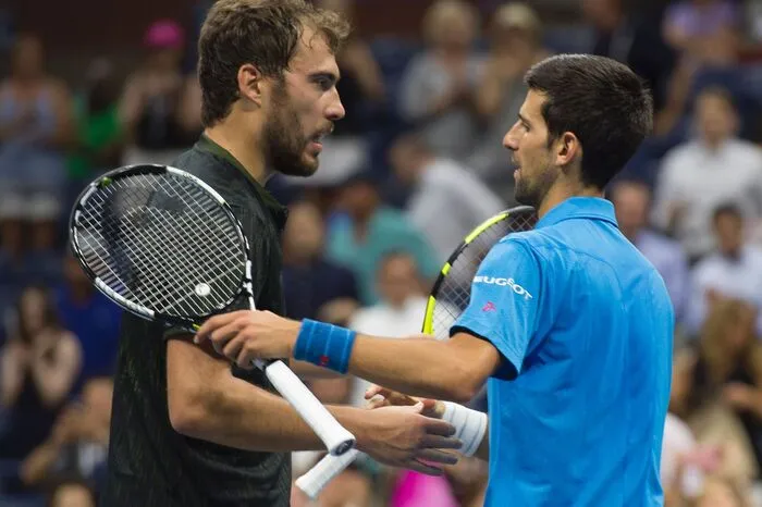 Der Weltranglisten-Erste Novak Djokovic mühte sich gegen den Polen Jerzy Janowicz zu einem Viersatzsieg und hatte Probleme mit seinem Handgelenk.