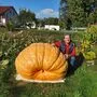 Horst Jöbstl ist stolz auf seinen 396,5 Kilogramm schweren Kürbis