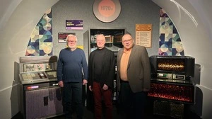 Im Austro-Pop-Museum in Fürstenfeld: Sigi Flamisch mit Friedrich Ohnewein und Johannes Hödl