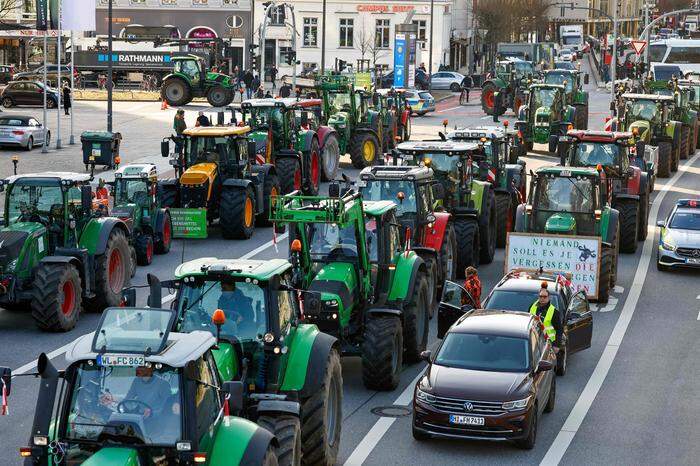 Bauern blockierten am Montag den Verkehr in Hamburg